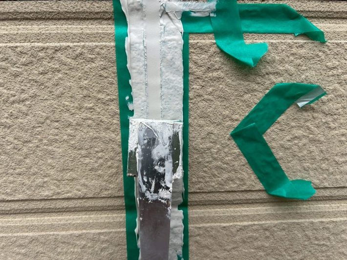 シーリング均し
規定量の厚み確を確保し綺麗に均します。
ただ均すだけでなく、内部に空洞ができないように最低1往復、押さえ込むようにします。