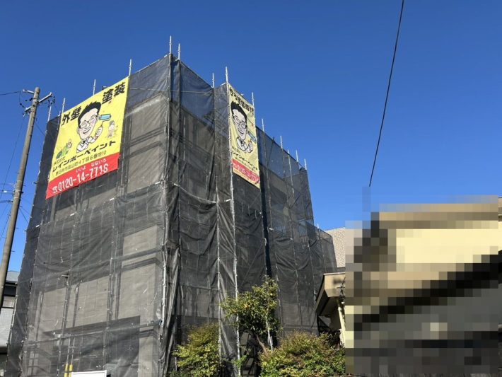 足場組立
安定した足元で塗装できるように足場をしっかり組み立てます。足場と一緒に、メッシュシートの取り付けも行います。これは、高圧洗浄の水や塗料が飛び散らないように保護するものです。