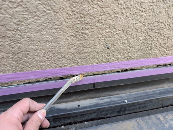 プライマー
シーリングの密着性を良くする為の作業です。この作業を怠ると、すぐに剥がれてしまうことがあります。
