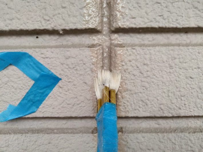 プライマー
シーリングの密着性を良くする為の作業です。この作業を怠ると、すぐに剥がれてしまう事があります。