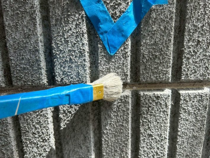 プライマー
シーリングの密着性を良くする為の作業です。この作業を怠ると、すぐに剥がれてしまう事があります。