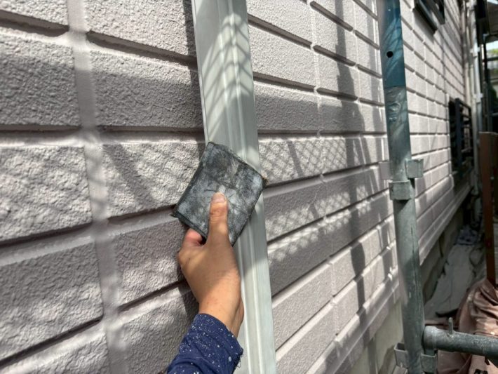 ケレン
汚れや錆を落としたり、表面に凹凸をつけることによって、接触面積を大きくし密着性をよくします。