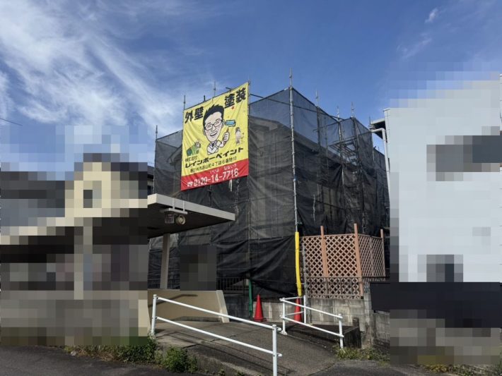 足場組立
安定した足元で塗装できるように足場をしっかり組み立てます。足場と一緒に、メッシュシートの取り付けも行います。これは、高圧洗浄の水や塗料が飛び散らないように保護するものです。