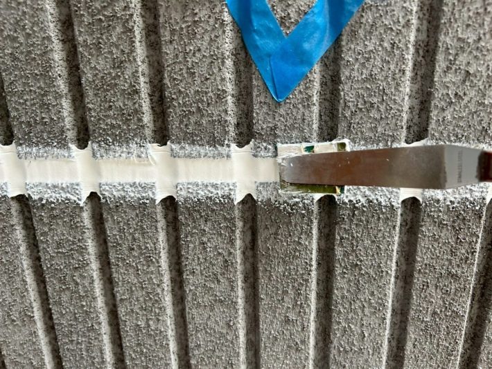 シーリング均し
規定量の厚み確を確保し綺麗に均します。
ただ均すだけでなく、内部に空洞ができないように最低1往復、押さえ込むようにします。