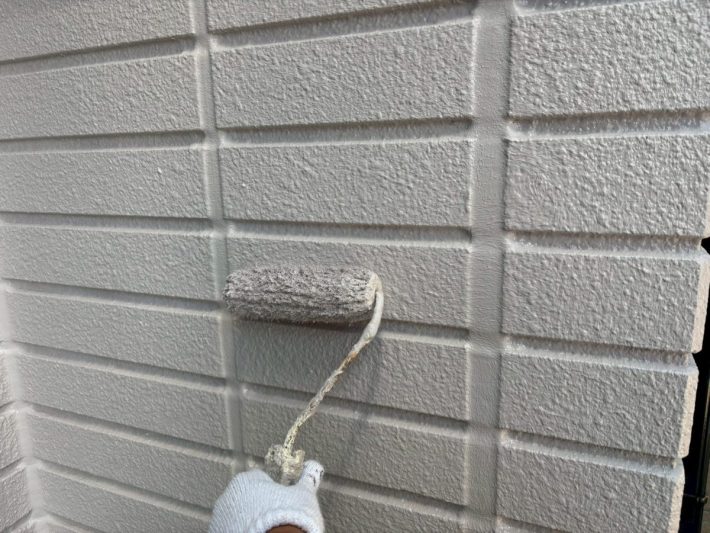 上塗り
塗り残しや、塗りムラを無くし
美観性と耐候性を高めます。