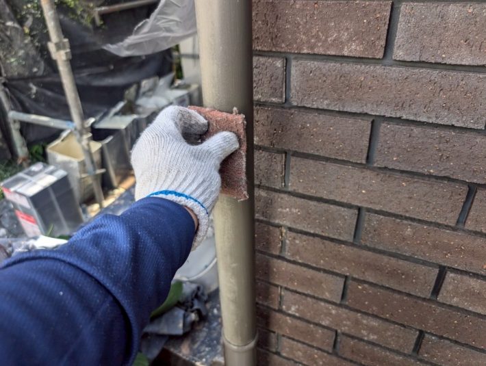 ケレン
汚れや錆を落としたり、表面に凹凸をつけることによって、接触面積を大きくし密着性をよくします。