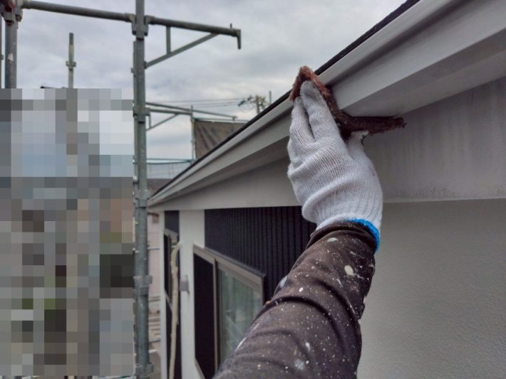 ケレン
汚れや錆を落としたり、表面に凹凸をつけることによって、接触面積を大きくし密着性をよくします。