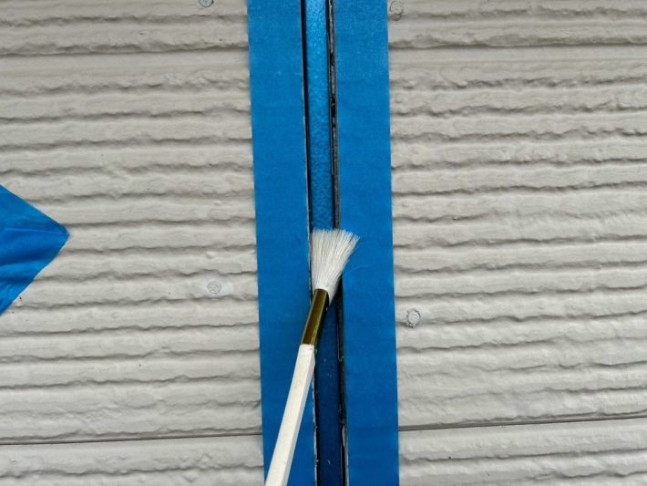 プライマー
シーリングの密着性を良くする為の作業です。この作業を怠ると、すぐに剥がれてしまう事があります。