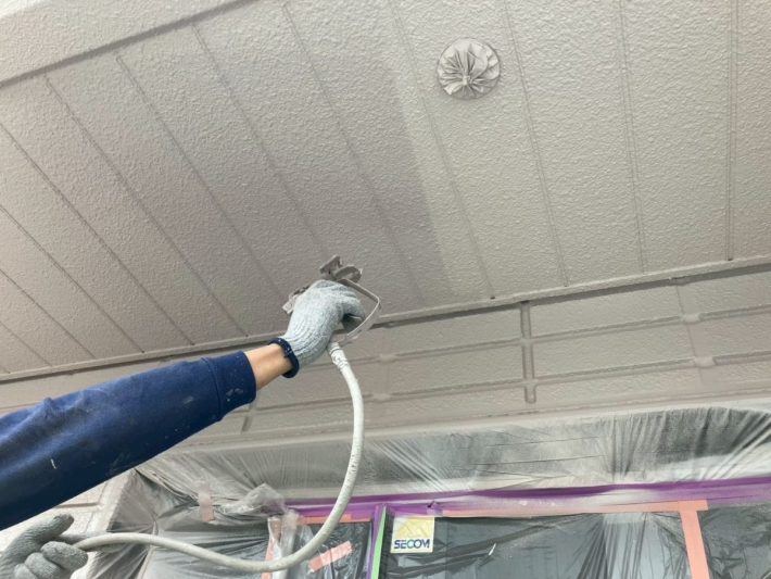 中塗り
上塗り材の補強や平滑な下地を作り、塗膜の厚みを確保します。