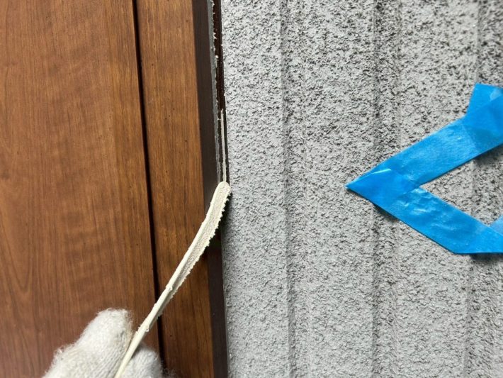 既存シーリング撤去中