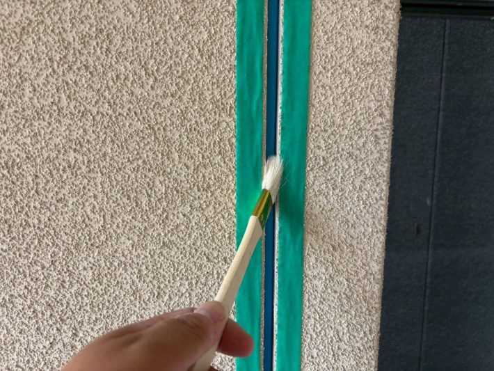 プライマー
シーリングの密着性を良くする為の作業です。この作業を怠ると、すぐに剥がれてしまう事があります。