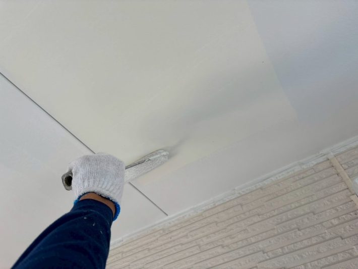 下塗り
上塗り材の補強や平滑な下地を作り、塗膜の厚みを確保します。