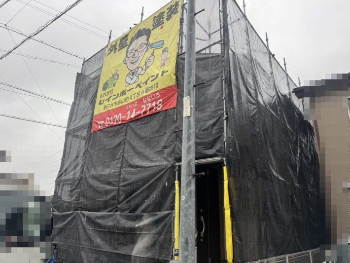足場組立
安定した足元で塗装できるように足場をしっかり組み立てます。足場と一緒に、メッシュシートの取り付けも行います。これは、高圧洗浄の水や塗料が飛び散らないように保護するものです。