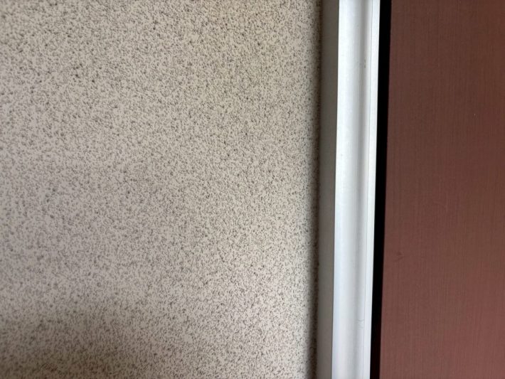 シーリング施工前
窓廻り部分は劣化が少なく動きも少ない為、既存シーリングの上からの打ち増しです。
