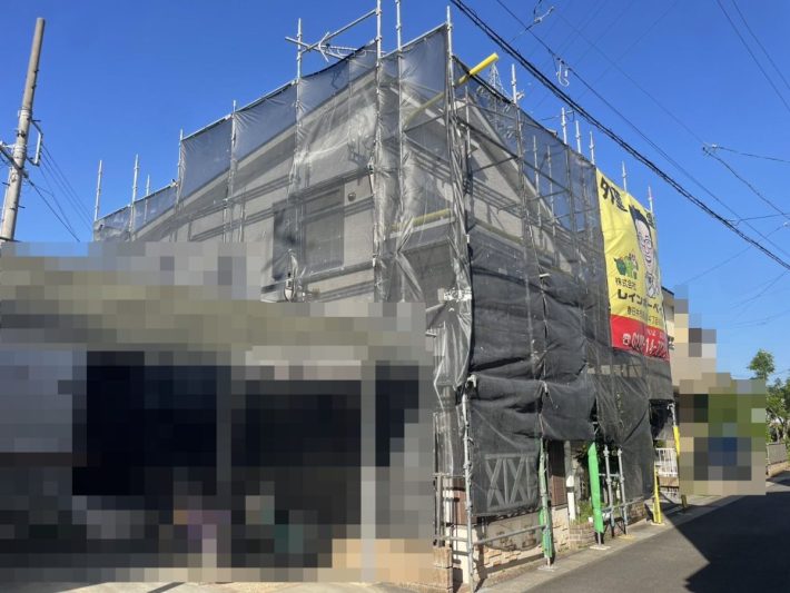 足場組立
安定した足元で塗装できるように足場をしっかり組み立てます。足場と一緒に、メッシュシートの取り付けも行います。これは、高圧洗浄の水や塗料が飛び散らないように保護するものです。