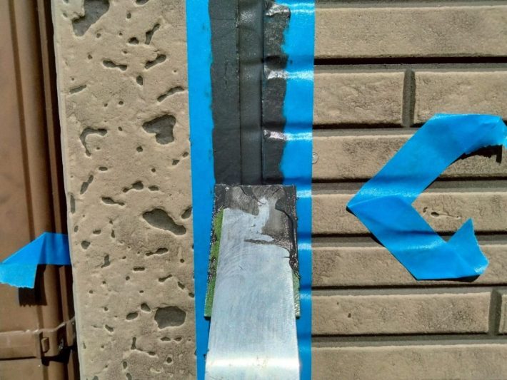 シーリング均し
規定量の厚み確を確保し綺麗に均します。
ただ均すだけでなく、内部に空洞ができないように最低1往復、押さえ込むようにします。
