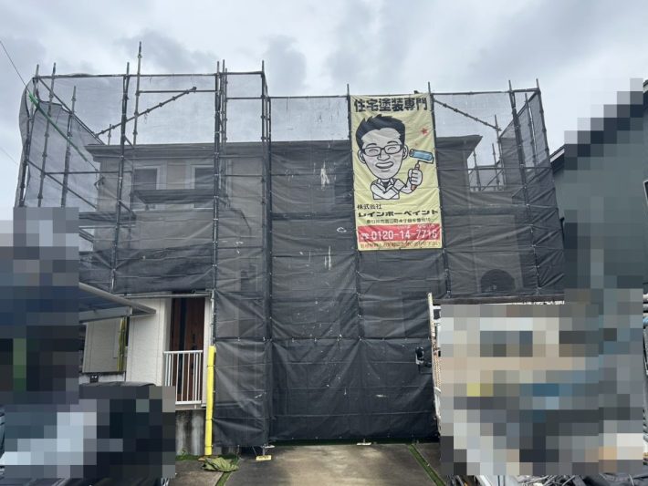 足場組立
安定した足元で塗装できるように足場をしっかり組み立てます。足場と一緒に、メッシュシートの取り付けも行います。これは、高圧洗浄の水や塗料が飛び散らないように保護するものです。