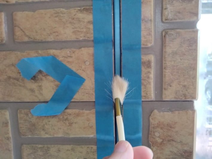 プライマー
シーリングの密着性を良くする為の作業です。この作業を怠ると、すぐに剥がれてしまう事があります。
