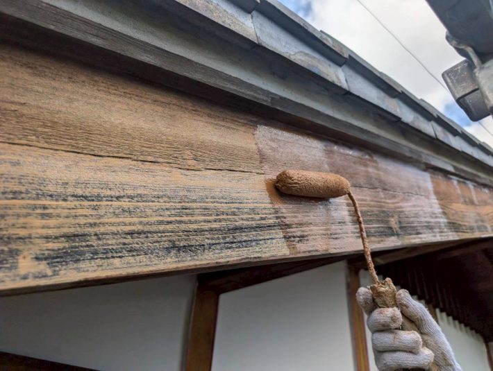 下塗り
上塗り材の補強や平滑な下地を作り、塗膜の厚みを確保します。