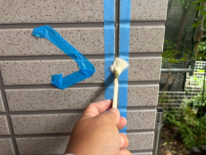 プライマー
シーリングの密着性を良くする為の作業です。この作業を怠ると、すぐに剥がれてしまう事があります。