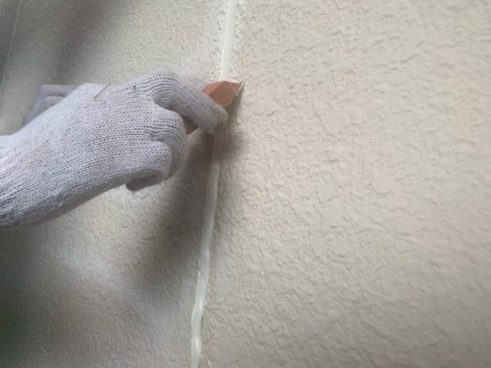 シーリング均し
規定量の厚み確を確保し綺麗に均します。
ただ均すだけでなく、内部に空洞ができないように最低1往復、押さえ込むようにします。