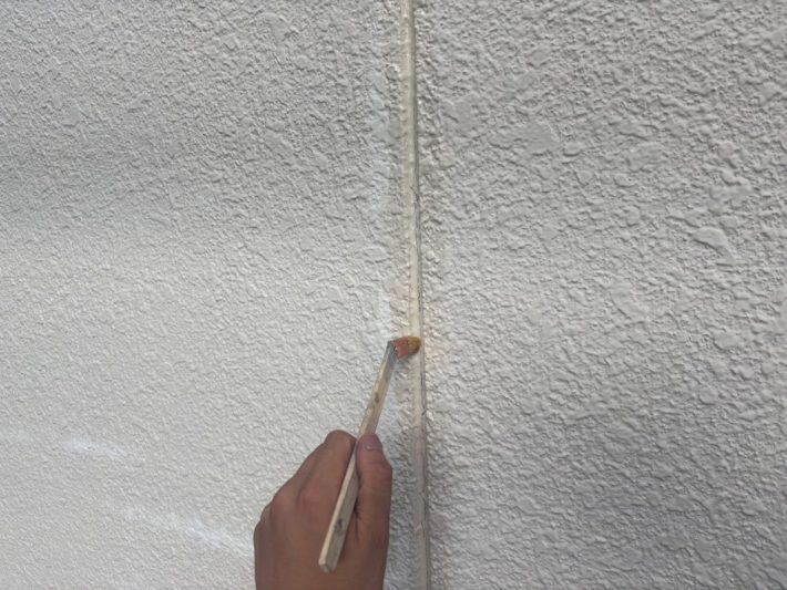 プライマー
シーリングの密着性を良くする為の作業です。この作業を怠ると、すぐに剥がれてしまう事があります。
