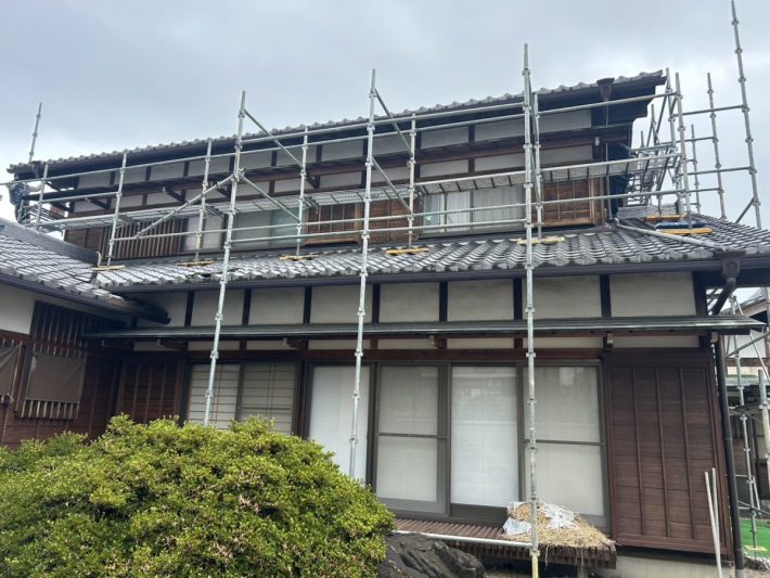 足場組立
安定した足元で塗装できるように足場をしっかり組み立てます。足場と一緒に、メッシュシートの取り付けも行います。これは、高圧洗浄の水や塗料が飛び散らないように保護するものです。