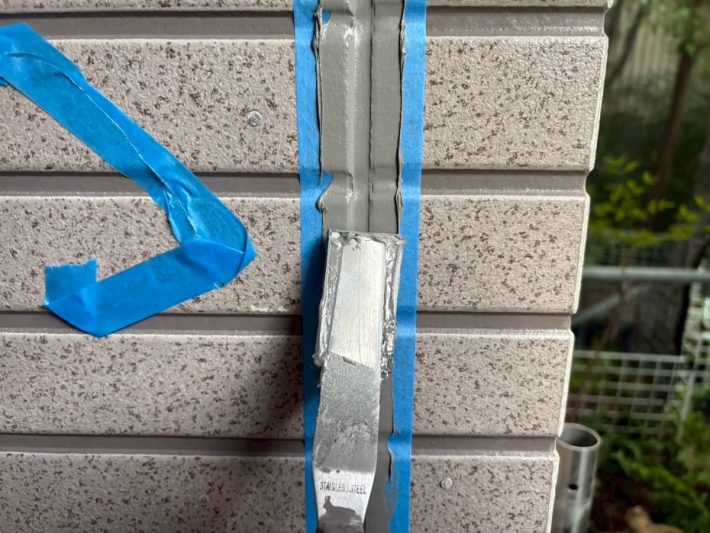 シーリング均し
規定量の厚み確を確保し綺麗に均します。
ただ均すだけでなく、内部に空洞ができないように最低1往復、押さえ込むようにします。