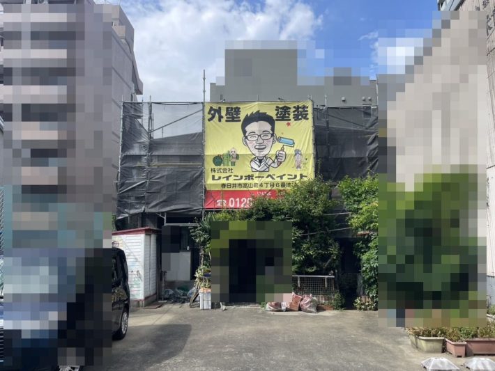 足場組立
安定した足元で塗装できるように足場をしっかり組み立てます。足場と一緒に、メッシュシートの取り付けも行います。これは、高圧洗浄の水や塗料が飛び散らないように保護するものです。