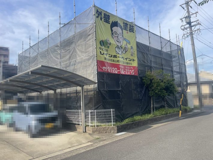 足場組立
安定した足元で塗装できるように足場をしっかり組み立てます。足場と一緒に、メッシュシートの取り付けも行います。これは、高圧洗浄の水や塗料が飛び散らないように保護するものです。