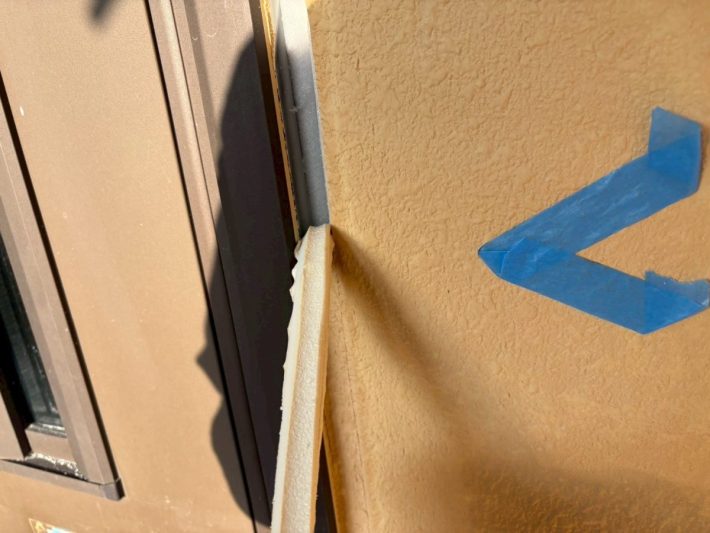 既存シーリング撤去中