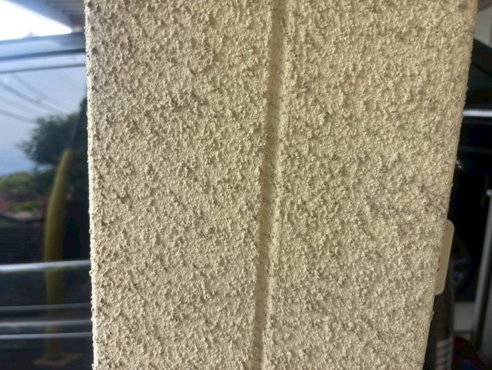 シーリング施工前
外壁目地部分、亀裂・断裂した既存シーリングを撤去し打ち替えです。