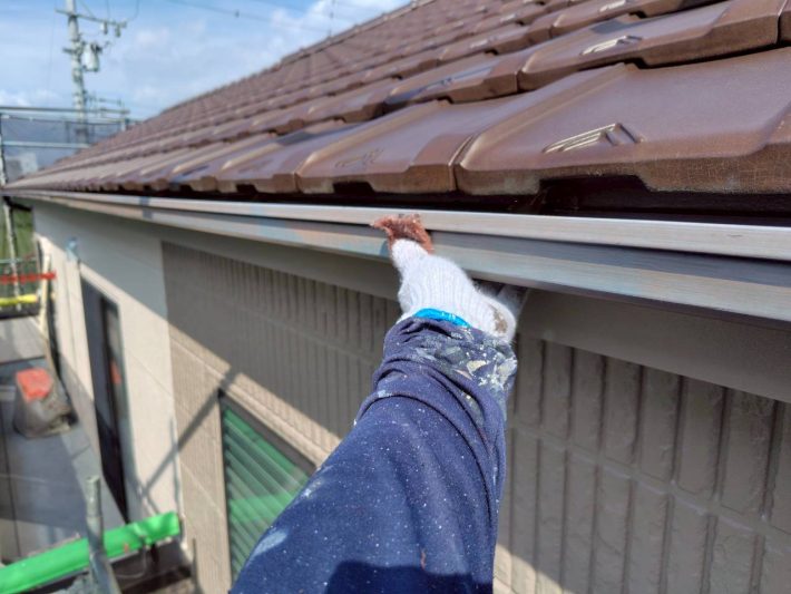 ケレン
汚れや錆を落としたり、表面に凹凸をつけることによって、接触面積を大きくし密着性をよくします。