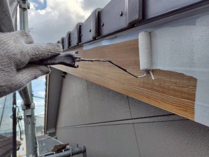 下塗り
細かいひび割れを埋め、密着性を良くするための作業です。簡単に説明するとボンドのような役割です。