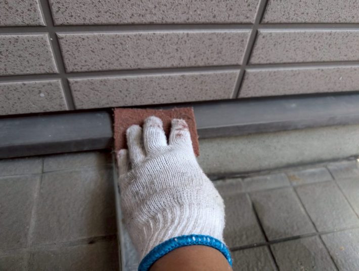 ケレン
汚れや錆を落としたり、表面に凹凸をつけることによって、接触面積を大きくし密着性をよくします。