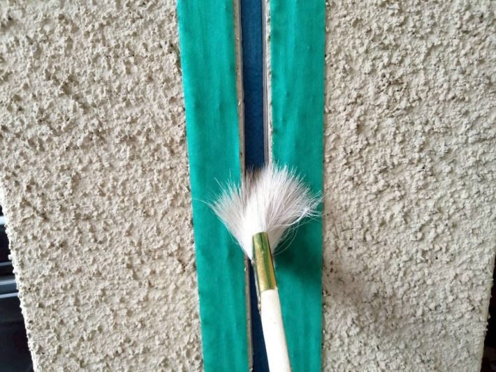 プライマー
シーリングの密着性を良くする為の作業です。この作業を怠ると、すぐに剥がれてしまう事があります。