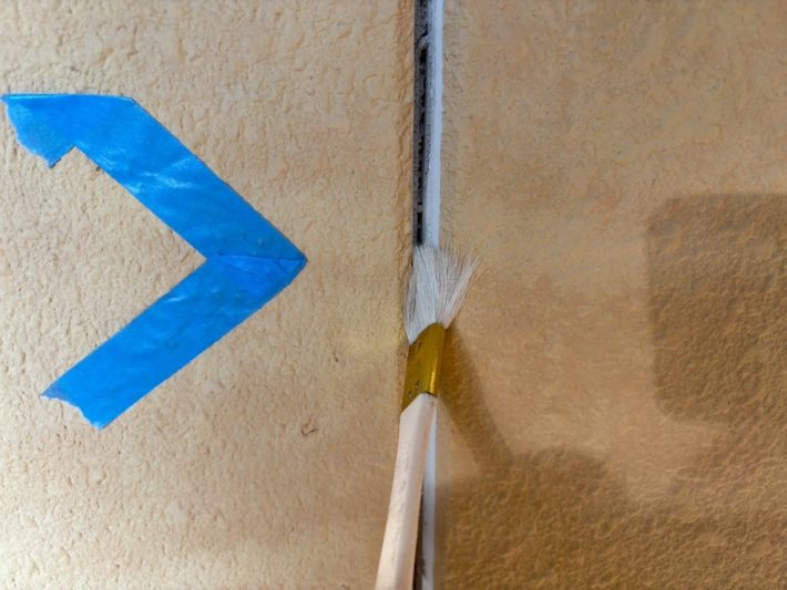 プライマー
シーリングの密着性を良くする為の作業です。この作業を怠ると、すぐに剥がれてしまう事があります。