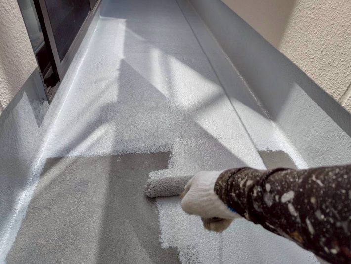 下塗り
細かいひび割れを埋め、密着性を良くするための作業です。簡単に説明するとボンドのような役割です。