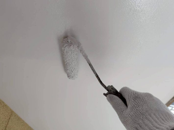 下塗り
上塗り材の補強や平滑な下地を作り、塗膜の厚みを確保します。