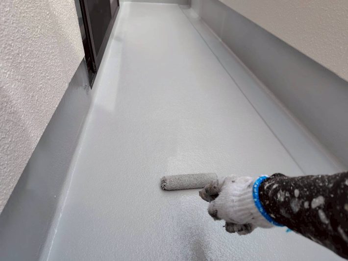 上塗り
塗り残しや、塗りムラを無くし美観性と耐候性を高めます。