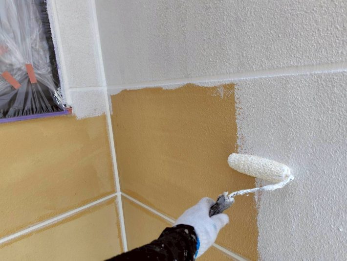 下塗り
細かいひび割れを埋め、密着性を良くするための作業です。簡単に説明するとボンドのような役割です。