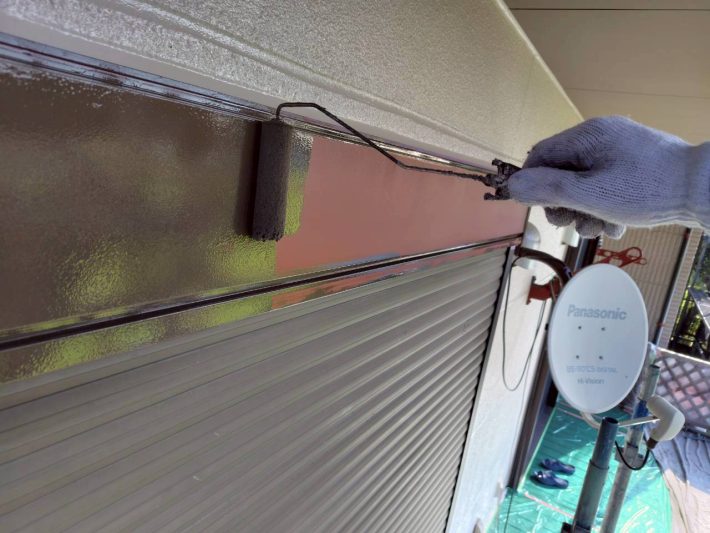 中塗り
上塗り材の補強や平滑な下地を作り、塗膜の厚みを確保します。