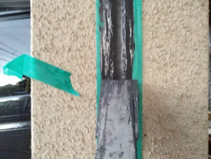 シーリング均し
規定量の厚み確を確保し綺麗に均します。
ただ均すだけでなく、内部に空洞ができないように最低1往復、押さえ込むようにします。