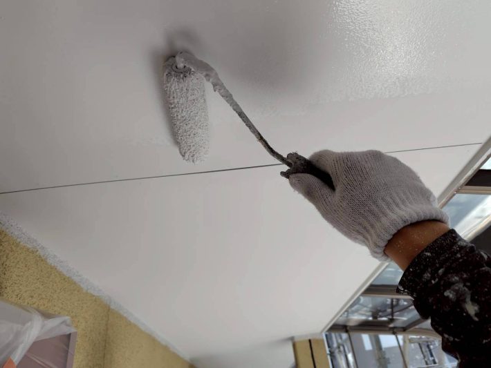 上塗り
塗り残しや、塗りムラを無くし美観性と耐候性を高めます。