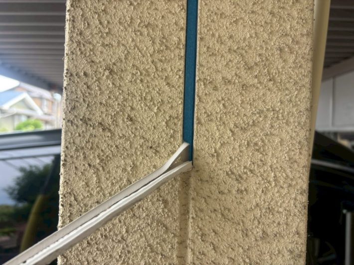 既存シーリング撤去中