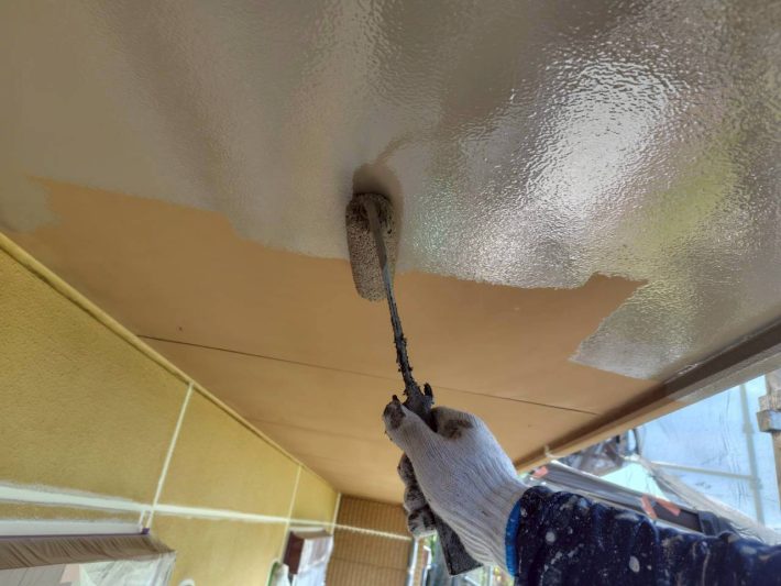 下塗り
上塗り材の補強や平滑な下地を作り、塗膜の厚みを確保します。