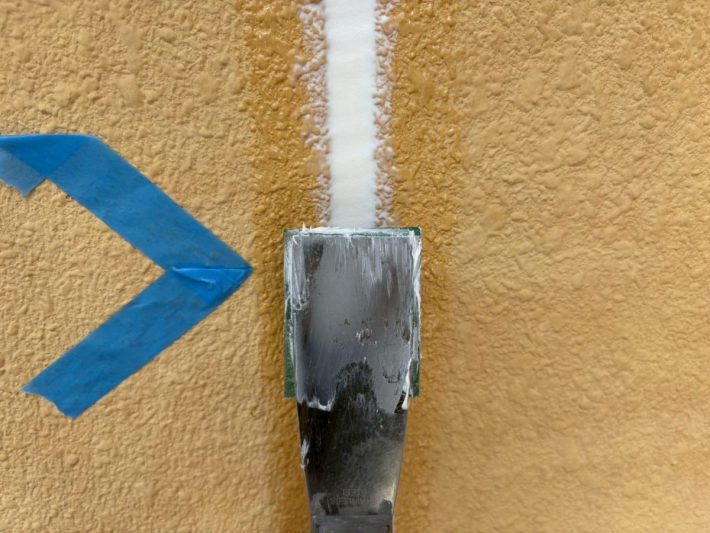 シーリング均し
規定量の厚み確を確保し綺麗に均します。
ただ均すだけでなく、内部に空洞ができないように最低1往復、押さえ込むようにします。