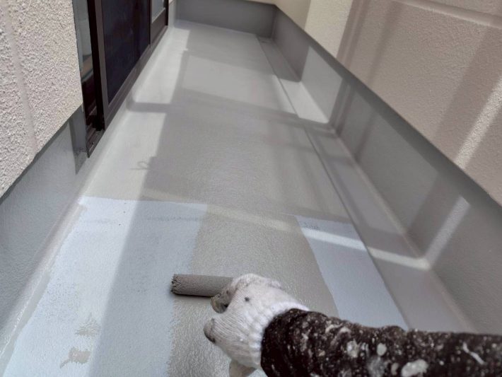 中塗り
上塗り材の補強や平滑な下地を作り、塗膜の厚みを確保します。