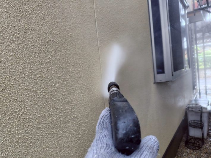 高圧洗浄
ホコリ・苔・カビ等、長年の汚れを120～150kgf/㎡の高圧洗浄機で洗い流します。
