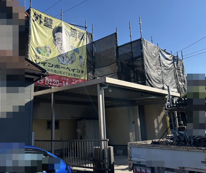 足場組立
安定した足元で塗装できるように足場をしっかり組み立てます。足場と一緒に、メッシュシートの取り付けも行います。これは、高圧洗浄の水や塗料が飛び散らないように保護するものです。